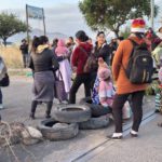 Carretera Cochabamba – Santa Cruz está bloqueada en Sacaba; padres exigen presupuesto para colegios